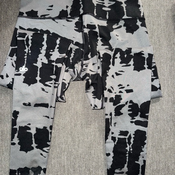 Alo Yoga Airbrush Leggings in Tie Dye M excellent condition black gray - Picture 5 of 9
